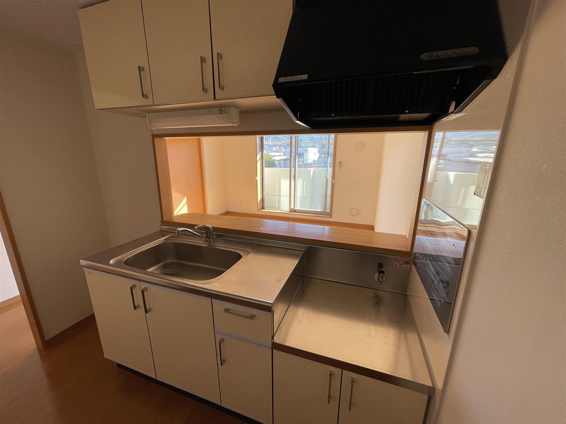 キッチン　吊戸棚で収納充実。リビングも見渡せる対面キッチン♪