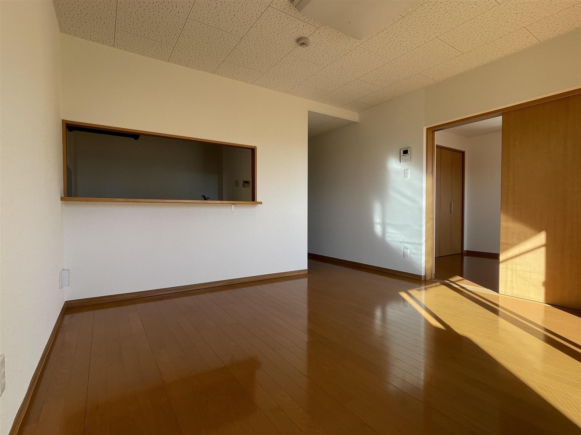 居室・リビング　対面キッチンにつながるＬＤＫで家族団らん