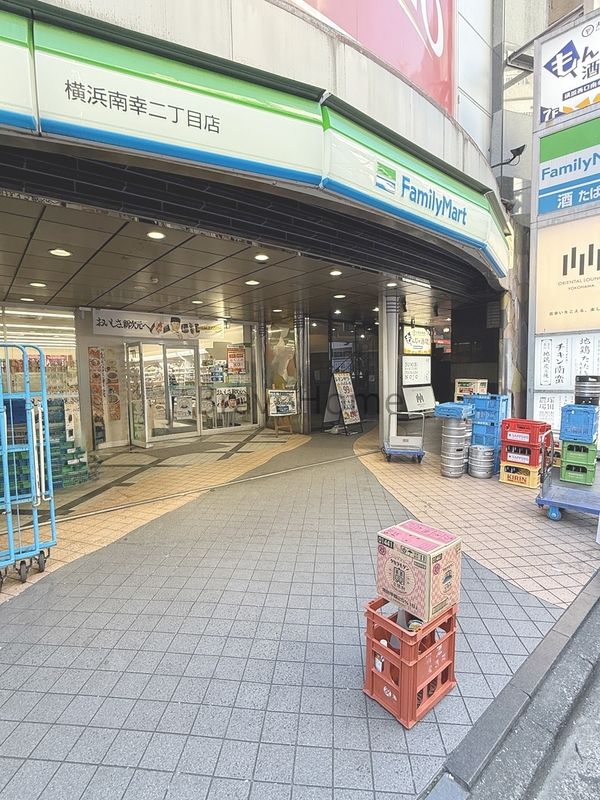 コンビニ　ファミリーマート 横浜南幸二丁目店（コンビニ）まで120m