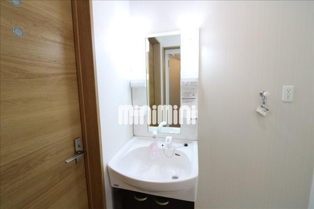 洗面設備　女性にうれしい独立洗面化粧台です。