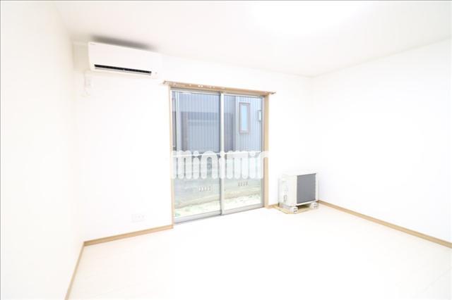居室・リビング　エアコン、照明つきの洋室です。