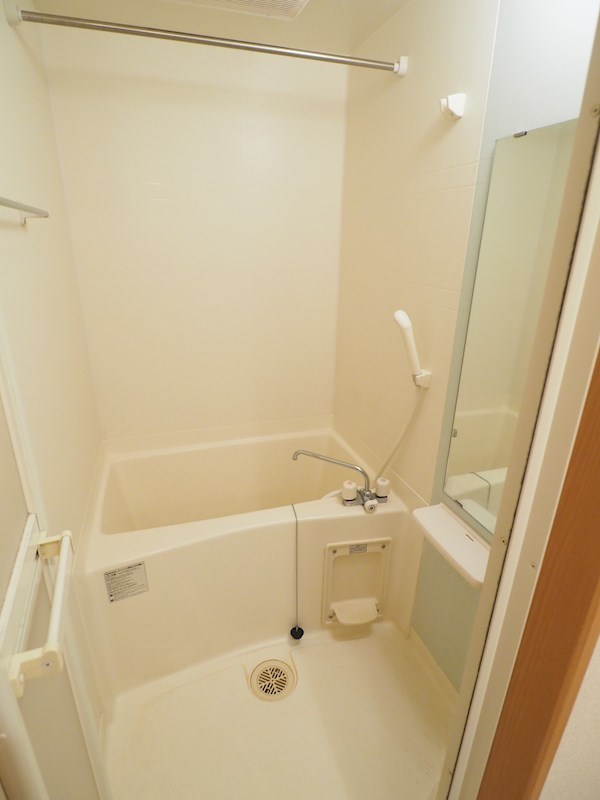 バス・シャワールーム　設備もまだまだきれいです。