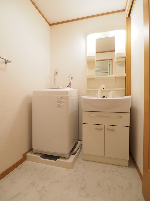 洗面設備　脱衣所も広めでＧＯＯＤ