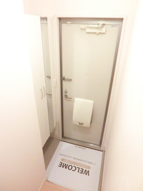 玄関　玄関にはシューズボックスがあります