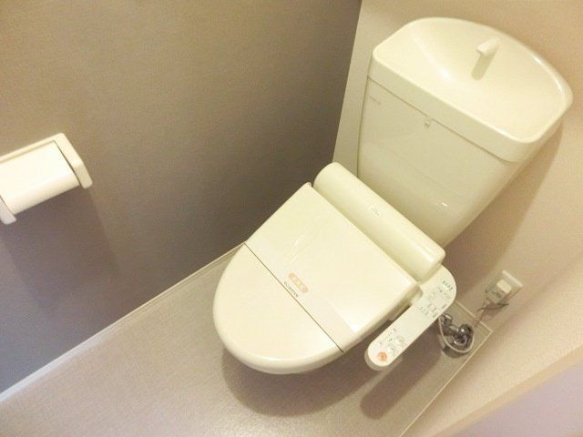 トイレ　温水洗浄便座付きのトイレです