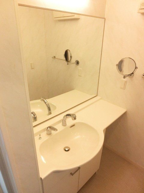 洗面設備　広々とした独立洗面台です