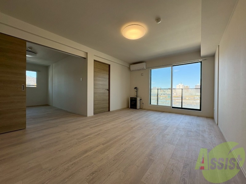 居室・リビング　木目のフローリングは落ち着きのある印象のお部屋になりますね。