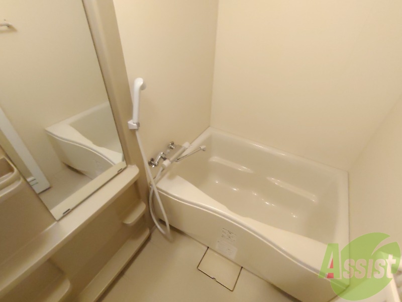 バス・シャワールーム　バスルームは狭すぎず、シャワーも浴びやすそうです。