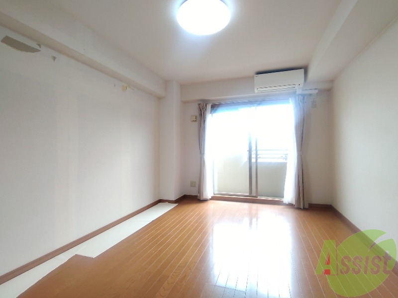 居室・リビング　８帖の洋室です。広々として、きれいですね。