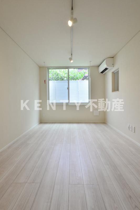 その他部屋・スペース　落ち着いた色調の寝室です