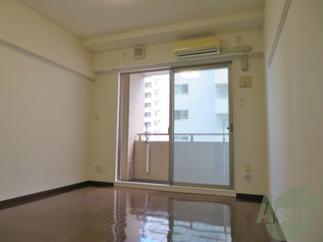 居室・リビング　陽の光が差し込む明るいお部屋は気持がいいですね～