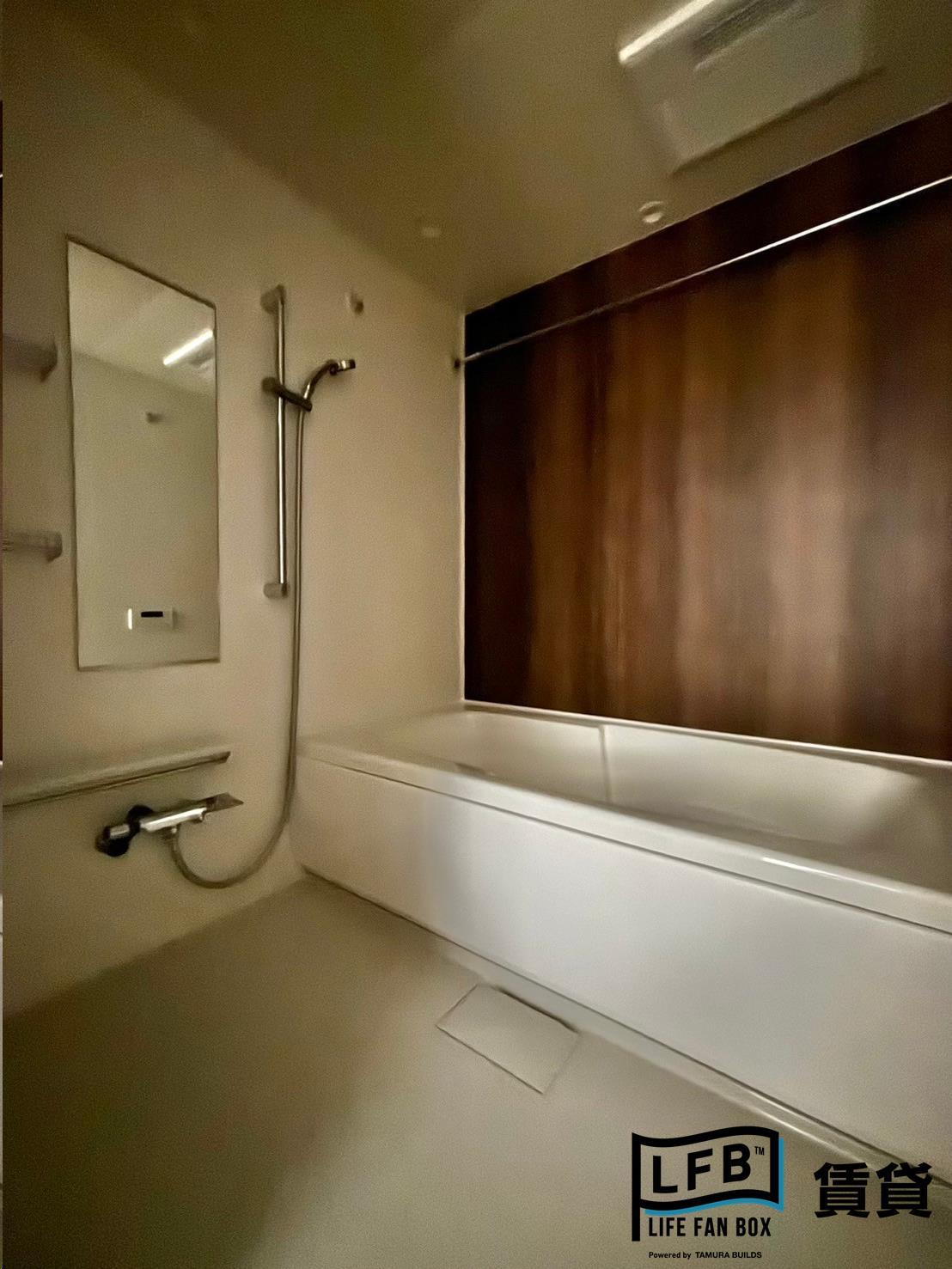 バス・シャワールーム　※同間取り104号室の室内写真です。壁紙や床の色、仕様が異な