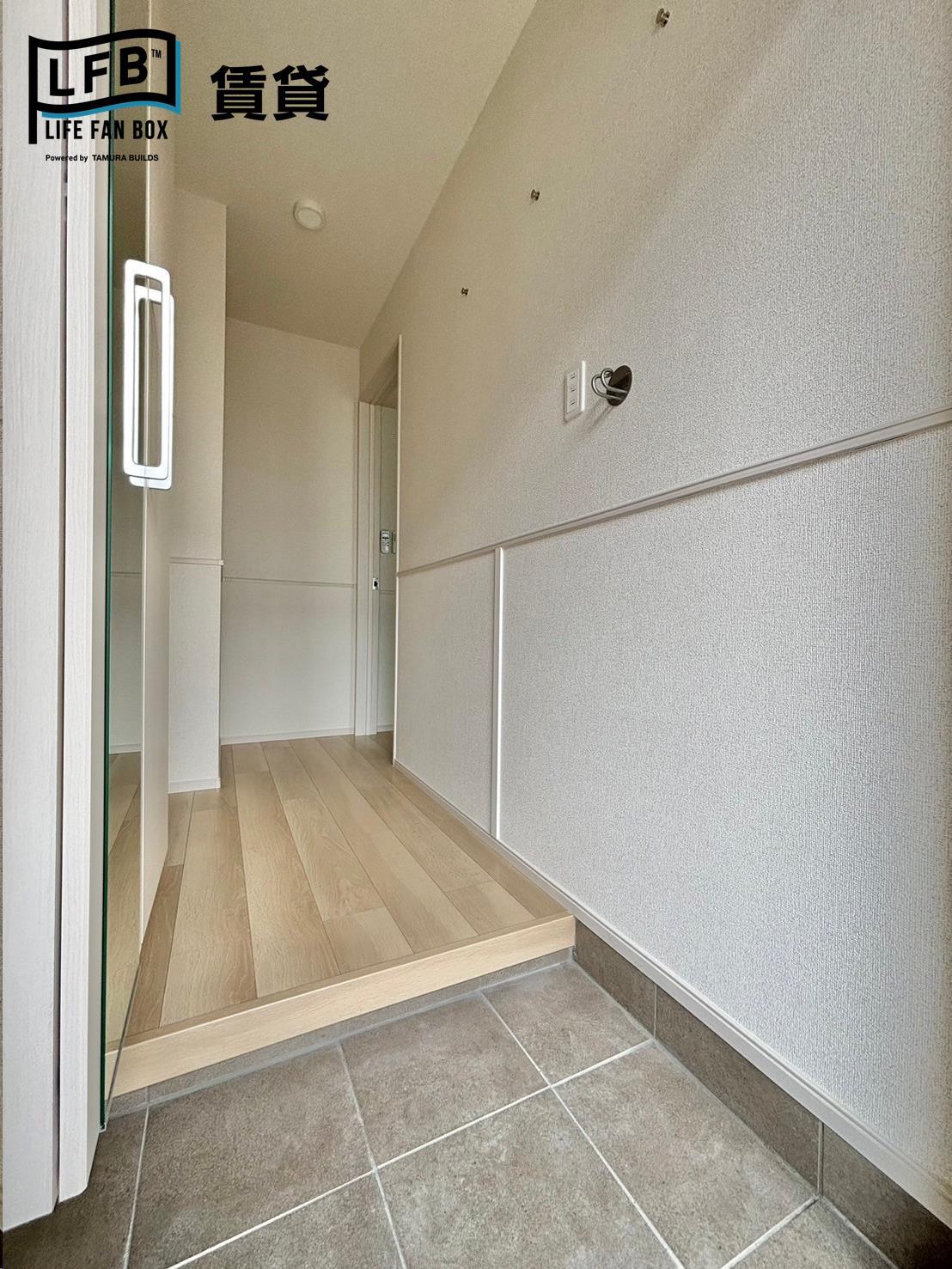 玄関　※同間取り104号室の室内写真です。壁紙や床の色、仕様が異な