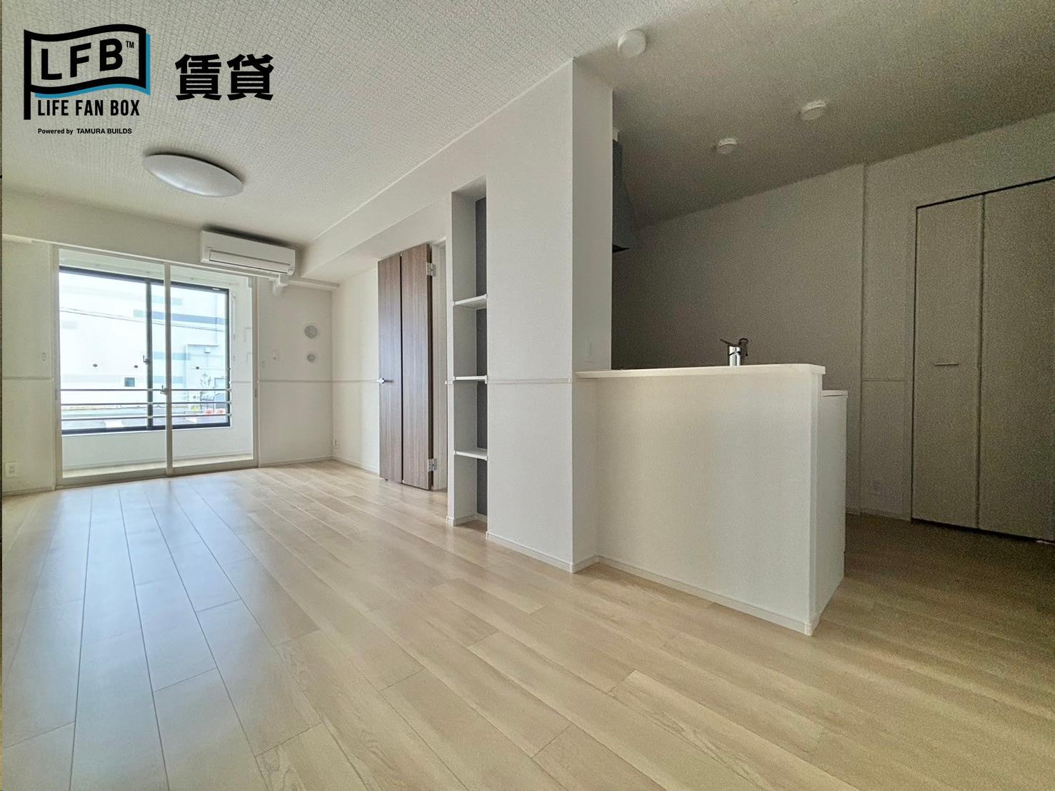 居室・リビング　※同間取り104号室の室内写真です。壁紙や床の色、仕様が異な