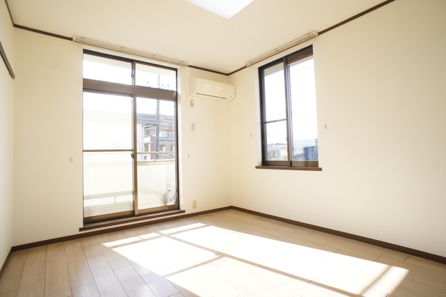 居室・リビング　２面採光なので、明るく風通しのよい過ごしやすいお部屋です♪