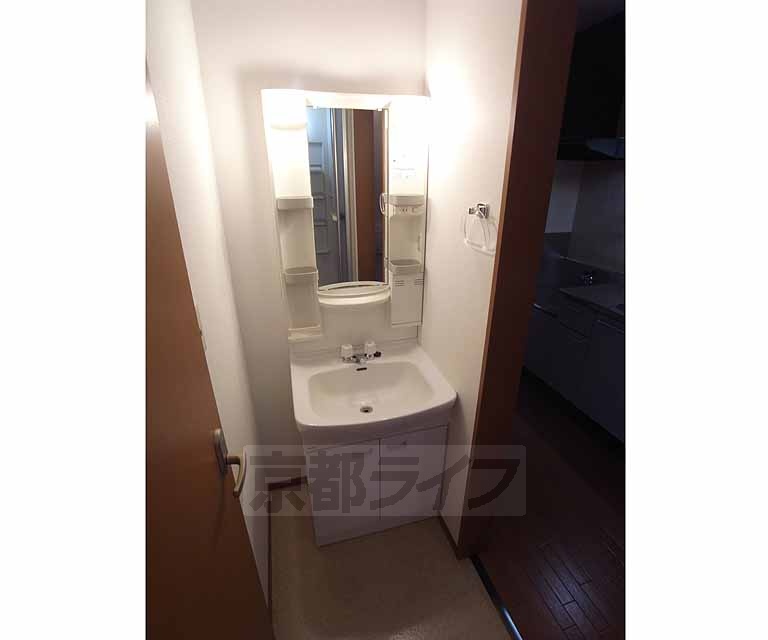 洗面設備　独立洗面台つき。