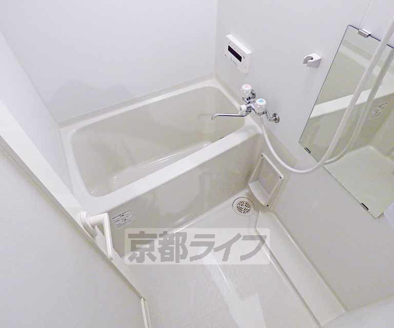 バス・シャワールーム　清潔感のあるお風呂です。