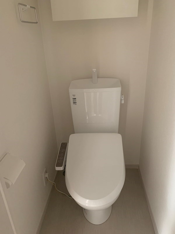 トイレ　同施工会社　内装写真