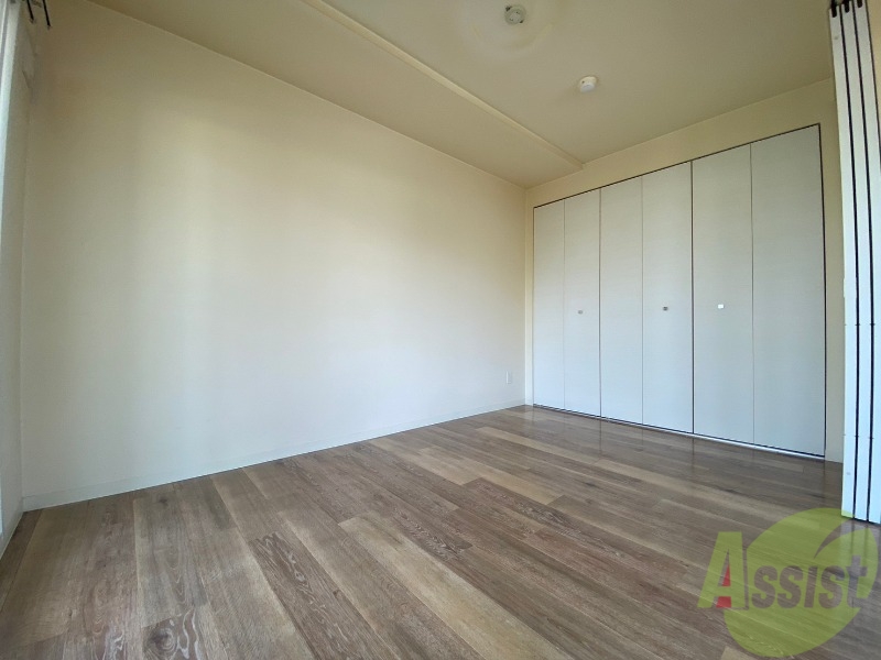 その他部屋・スペース　寝室はこちらです。光が差し込む、温かみのあるお部屋です