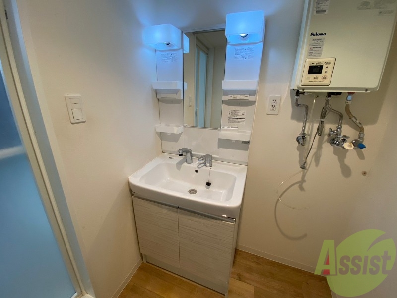 洗面設備　独立洗面台です。大きくてよいですね。シャンプーもできます。