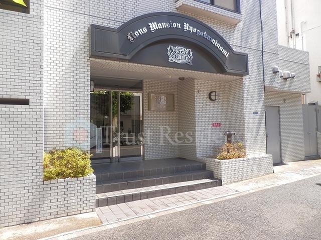 エントランス　落ち着いたエントランスです