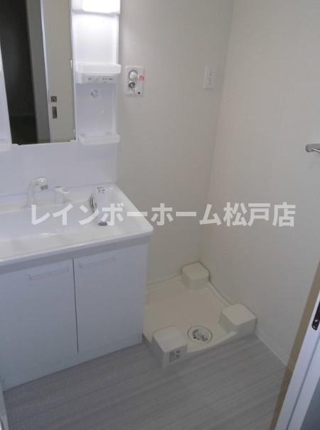 洗面設備　ゆったりとスペースのある洗面所