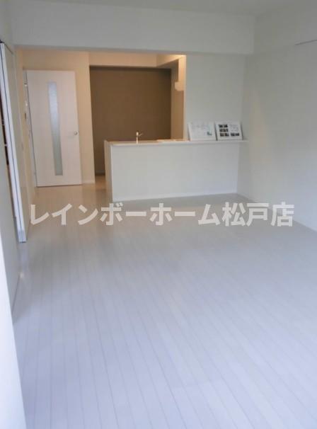 居室・リビング　こちらのリビングで趣味の時間をお楽しみください