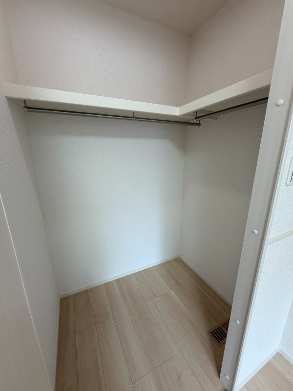 収納　廊下側洋室収納