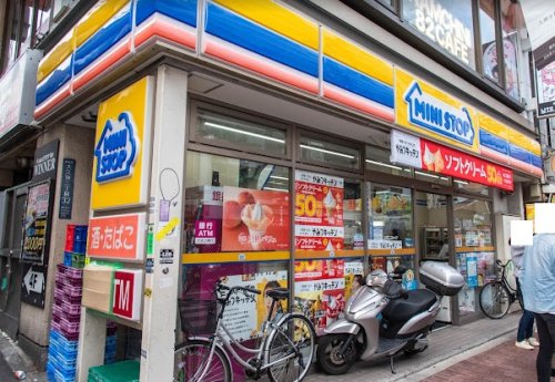 コンビニ　ミニストップ 新大久保駅東口店（コンビニ）まで215m