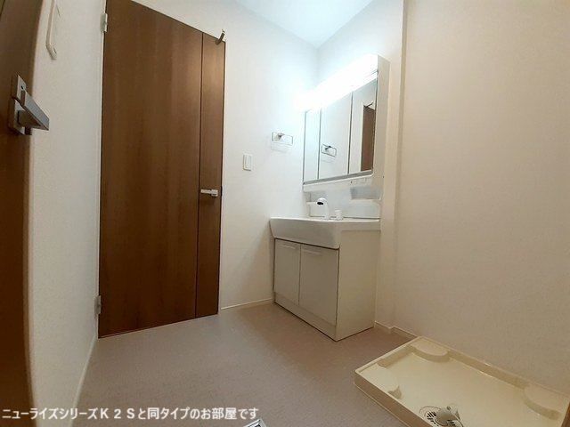 洗面設備　明るい洗面所です