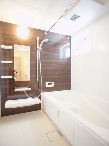 バス・シャワールーム　浴室換気乾燥機と追い焚き機能付が付いています♪