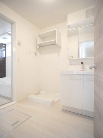 洗面設備　洗髪洗面化粧台と洗濯機置き場があります♪