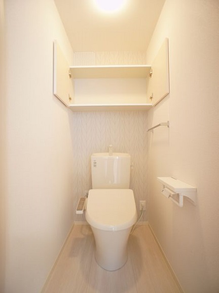 トイレ　温水洗浄暖房便座機能付きです♪