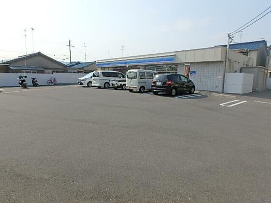 コンビニ　ローソン川西南花屋敷二丁目店（コンビニ）まで720m