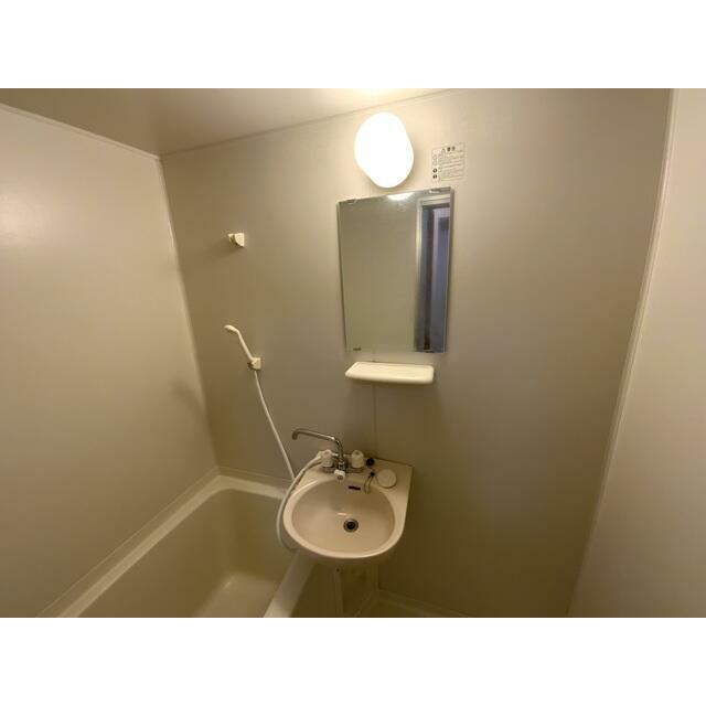 洗面設備　鏡付の浴室内洗面台です