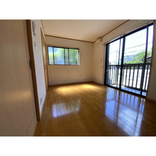 居室・リビング　明るい色調のフローリングの洋室です