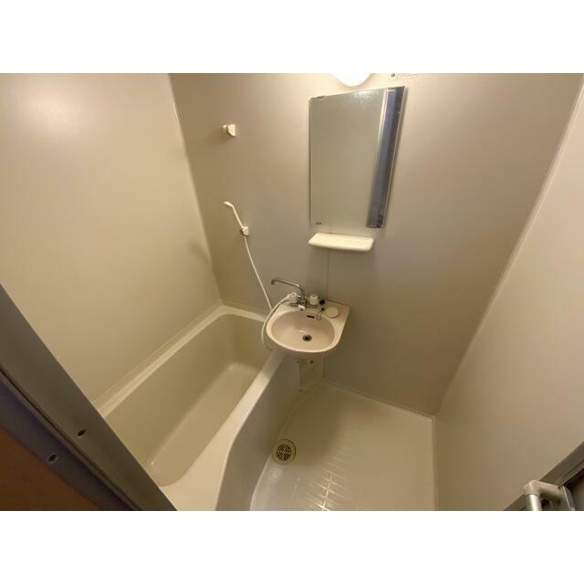 バス・シャワールーム　明るい色調のバスルームです