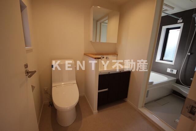 洗面設備　ゆったりとスペースのある洗面所