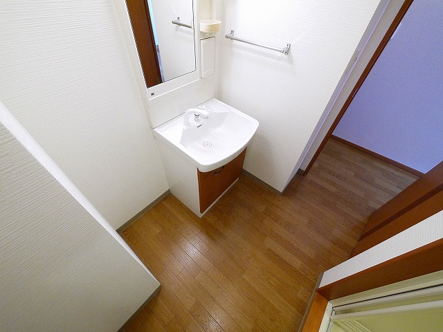 洗面設備　独立洗面台、朝の身支度には欠かせません