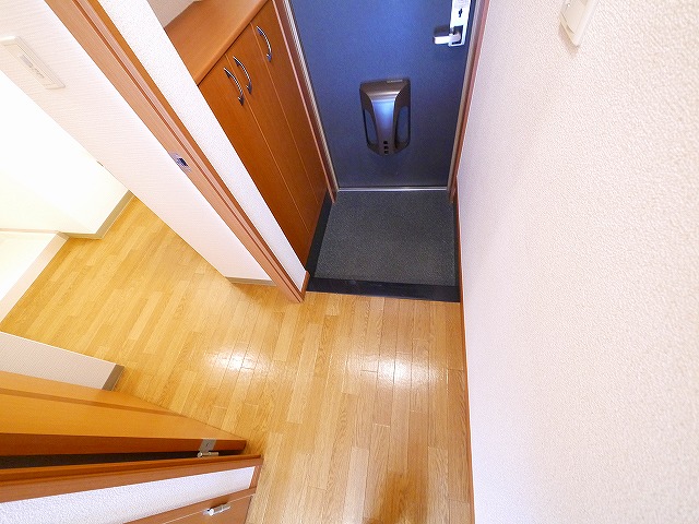 玄関　シューズボックスで靴を整頓できます