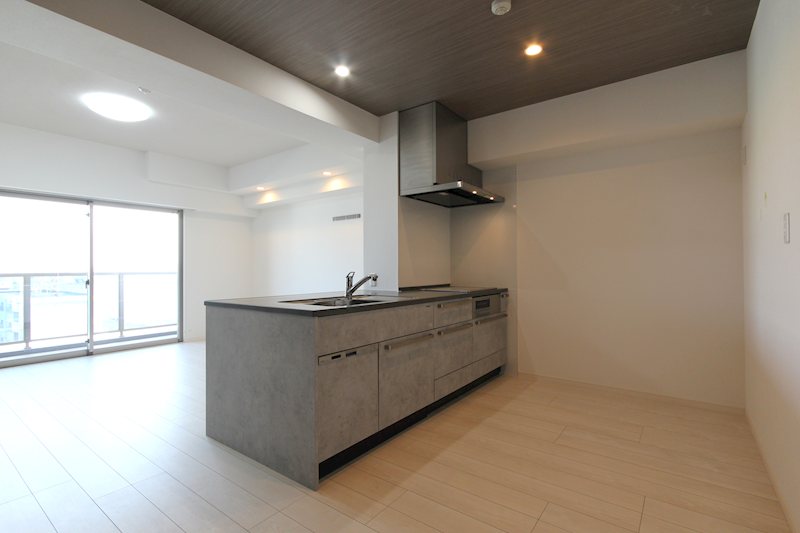 キッチン　南東向きの窓からの採光で明るいキッチンエリア