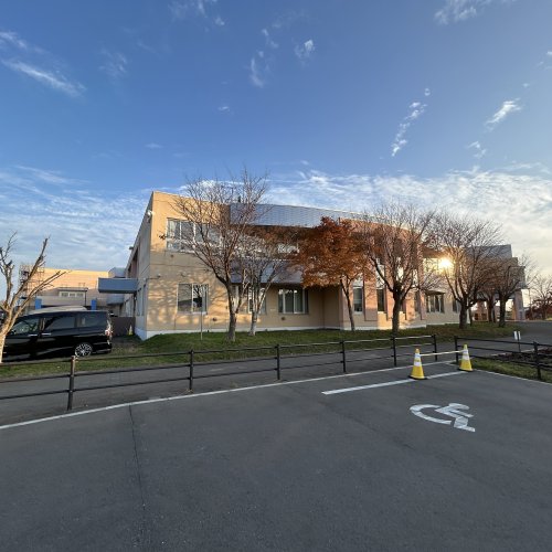 小学校　室蘭市立八丁平小学校（小学校）まで738m