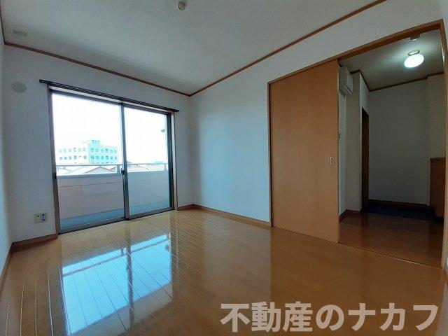 居室・リビング　※同タイプの部屋写真です