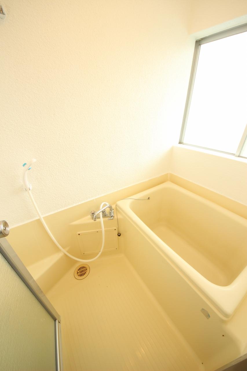 バス・シャワールーム　窓が付いていて換気がしやすいです