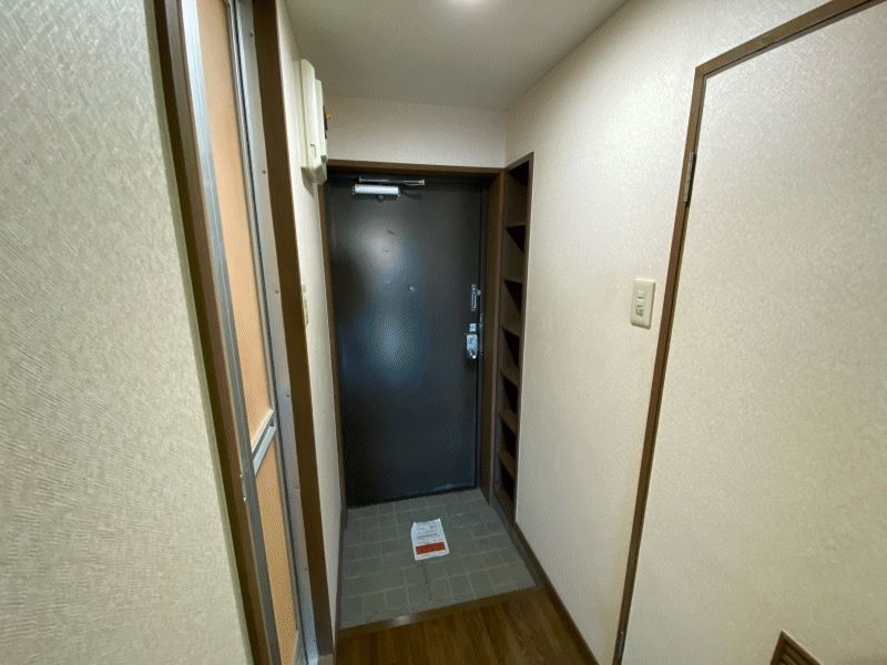 玄関　高さのあるシューズボックスあります