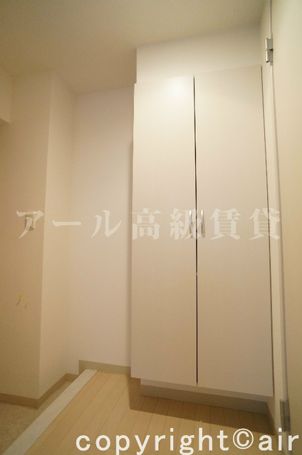 玄関　別住戸の画像です。