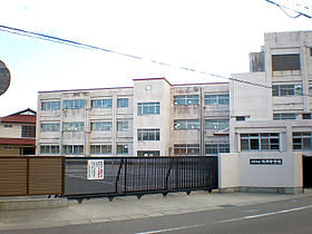 中学校　小牧市立味岡中学校（中学校）まで286m
