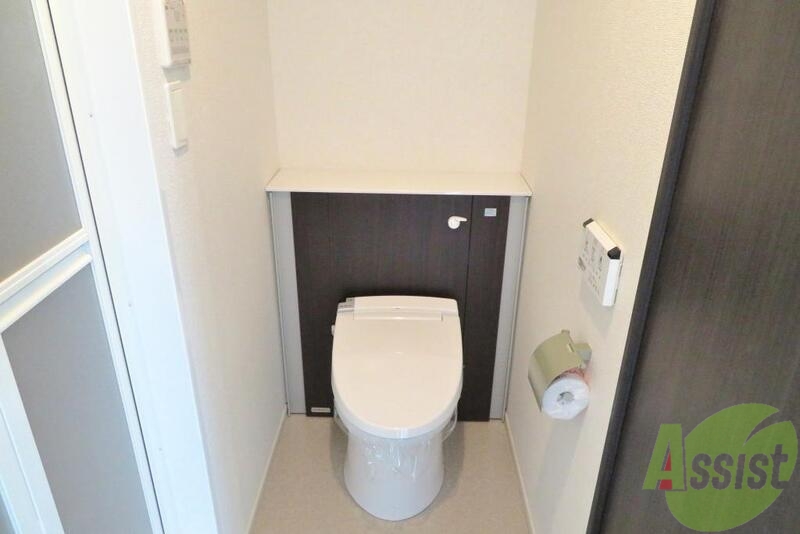 トイレ　脱衣所とトイレのスペースは一緒です、ホテルみたいですね