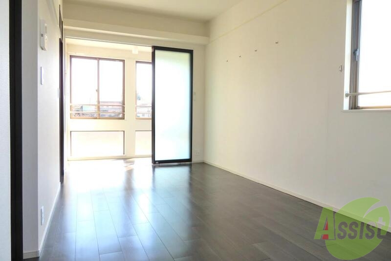 居室・リビング　１１．８帖の広々リビング、南東向きで明るいお部屋です