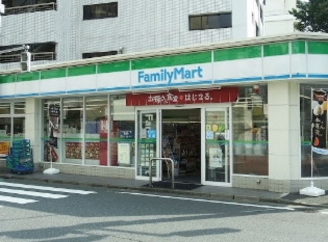 コンビニ　ファミリーマート目白南店（コンビニ）まで332m